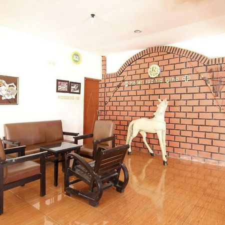 Отель Reddoorz Syariah At Jalan Menteri Supeno Джокьякарта Экстерьер фото