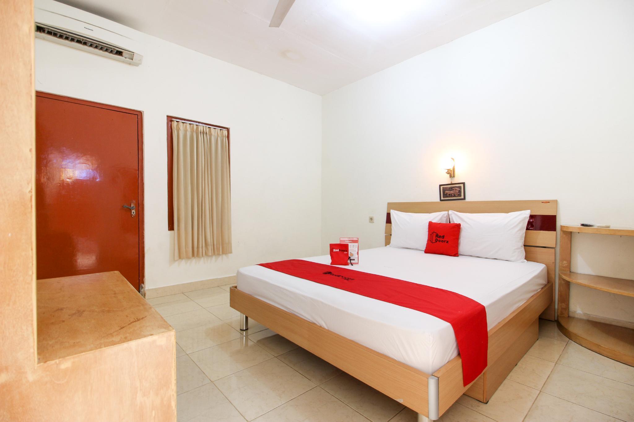 Отель Reddoorz Syariah At Jalan Menteri Supeno Джокьякарта Экстерьер фото